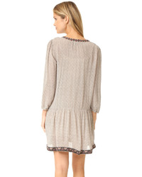 Бежевое шелковое платье от Joie