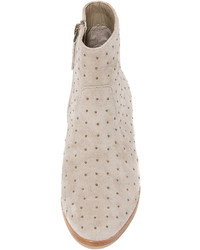 Бежевые бархатные ботильоны с шипами от Joie