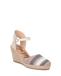 Бежевые босоножки на танкетке из плотной ткани с вышивкой