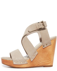 Бежевые замшевые босоножки на танкетке от Joie