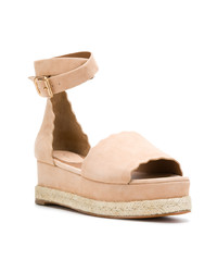 Бежевые замшевые босоножки на танкетке от Chloé