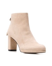 Бежевые замшевые ботильоны от Stuart Weitzman