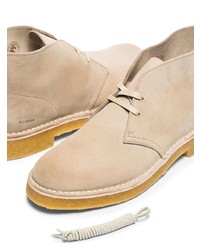 Бежевые замшевые ботинки дезерты от Clarks Originals