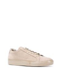 Мужские бежевые замшевые низкие кеды от Common Projects