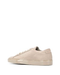 Мужские бежевые замшевые низкие кеды от Common Projects