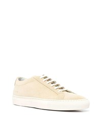 Мужские бежевые замшевые низкие кеды от Common Projects