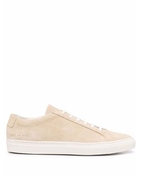 Мужские бежевые замшевые низкие кеды от Common Projects