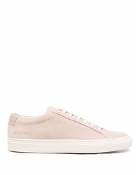 Мужские бежевые замшевые низкие кеды от Common Projects