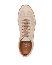 Мужские бежевые замшевые низкие кеды от Brunello Cucinelli