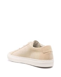 Мужские бежевые замшевые низкие кеды от Common Projects