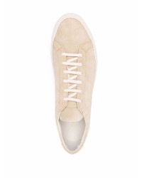 Мужские бежевые замшевые низкие кеды от Common Projects