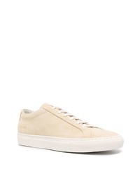 Мужские бежевые замшевые низкие кеды от Common Projects