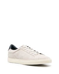 Мужские бежевые замшевые низкие кеды от Common Projects