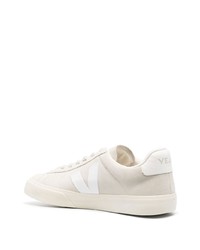 Мужские бежевые замшевые низкие кеды от Veja