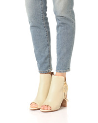 Бежевые кожаные ботильоны от See by Chloe