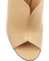 Бежевые кожаные сабо от Gianvito Rossi