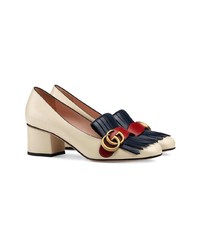 Бежевые кожаные туфли с украшением от Gucci