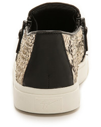 Женские бежевые слипоны со змеиным рисунком от Giuseppe Zanotti