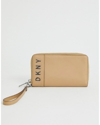 Бежевый кожаный клатч от DKNY