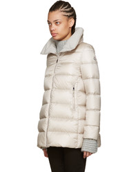 Женский бежевый пуховик от Moncler