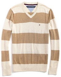 Бежевый свитер с v-образным вырезом в горизонтальную полоску