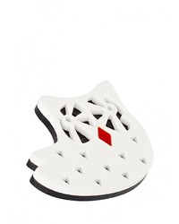 Белая брошь от Спартак