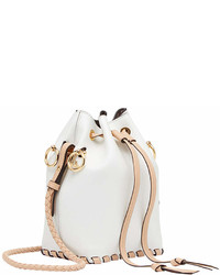 Белая кожаная сумка-мешок от Fendi