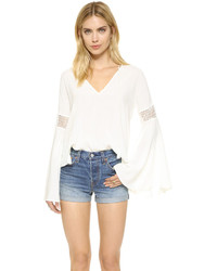 Белая кружевная блузка от The Jetset Diaries