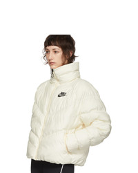Женская белая куртка-пуховик от Nike