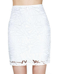 Белая мини-юбка с вырезом