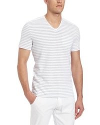 Белая футболка с v-образным вырезом в горизонтальную полоску