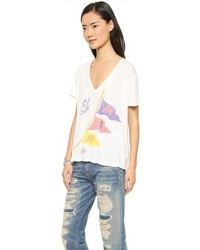 Женская белая футболка с v-образным вырезом с принтом от Sol Angeles