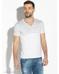 Мужская белая футболка с v-образным вырезом с принтом от GUESS