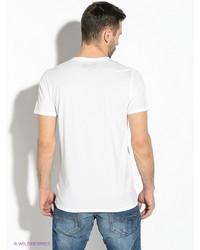 Мужская белая футболка с принтом от GUESS