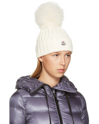 Женская белая шапка от Moncler