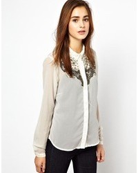 Белая шелковая блуза на пуговицах с украшением от Vero Moda