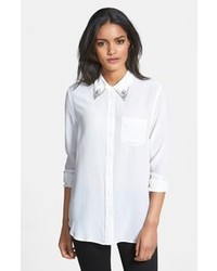 Белая шелковая рубашка с украшением
