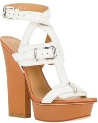 Бело-коричневые босоножки на каблуке