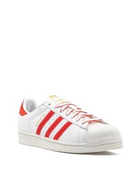 Мужские бело-красные кожаные низкие кеды от adidas