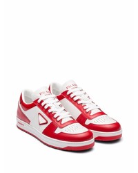 Мужские бело-красные кожаные низкие кеды от Prada