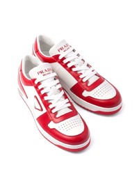 Мужские бело-красные кожаные низкие кеды от Prada