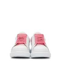 Женские бело-розовые кожаные низкие кеды от Alexander McQueen