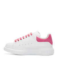Женские бело-розовые кожаные низкие кеды от Alexander McQueen
