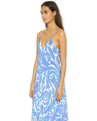Бело-синее вечернее платье с принтом от Charlie Jade
