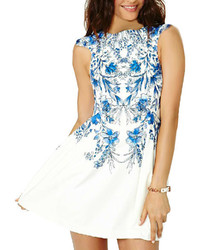 Бело-синее платье с плиссированной юбкой с цветочным принтом