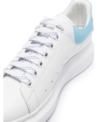 Мужские бело-синие кожаные низкие кеды от Alexander McQueen