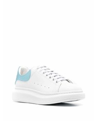 Мужские бело-синие кожаные низкие кеды от Alexander McQueen