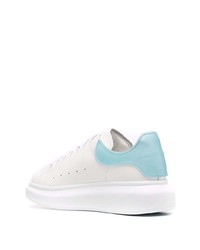 Мужские бело-синие кожаные низкие кеды от Alexander McQueen