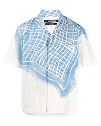 Мужская бело-синяя рубашка с коротким рукавом с принтом от Jacquemus