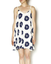 Бело-темно-синее свободное платье с цветочным принтом